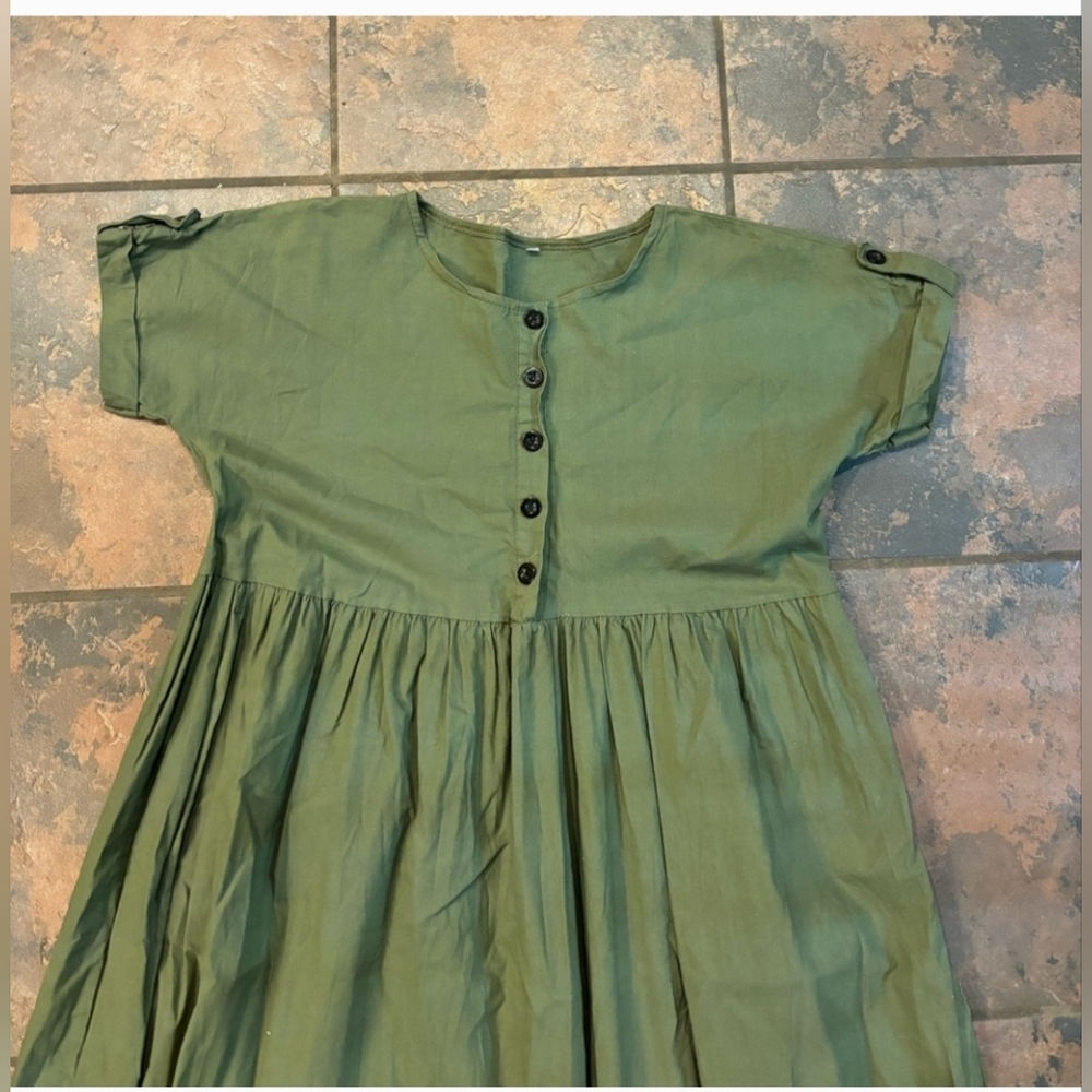 🐝pretty green dress size xl. This fits more like a Large in the bust area.